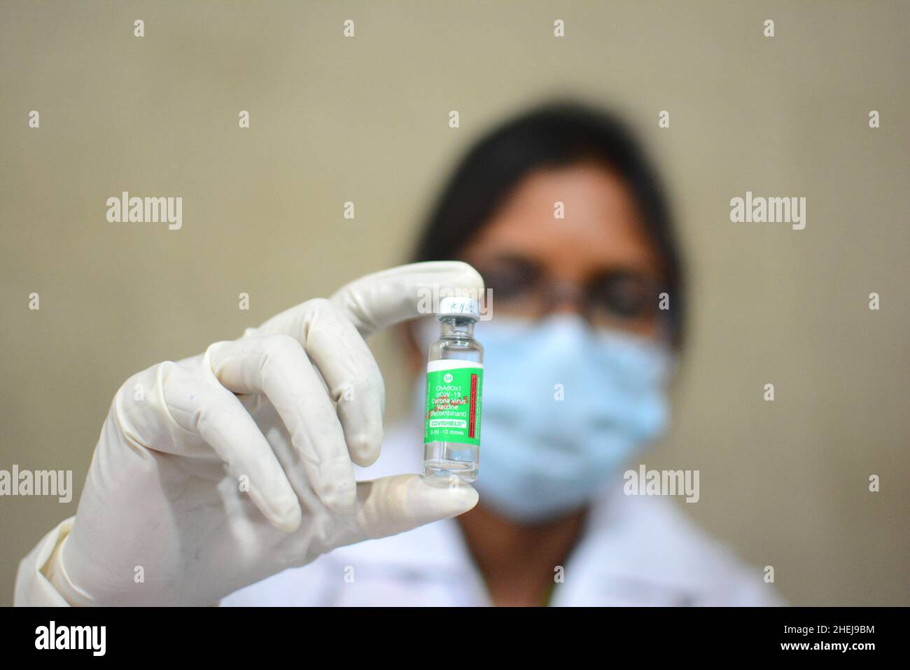 A causa di un gran numero di professionisti della salute che sono giù con Covid, Bengala è tutto regolato per lanciare le dosi di richiamo per la sanità, i lavoratori di prima linea e i cittadini anziani con comorbidity il lunedì 10 gennaio 2022. Sia il governo che gli ospedali privati amministreranno la dose di richiamo sui candidati idonei a partire da lunedì, mentre i centri sanitari urbani primari gestiti dalla Kolkata Municipal Corporation (KMC) in 144 reparti amministreranno anche il terzo colpo. (Foto di Rahul Sadhukhan/Pacific Press/Sipa USA) Foto Stock