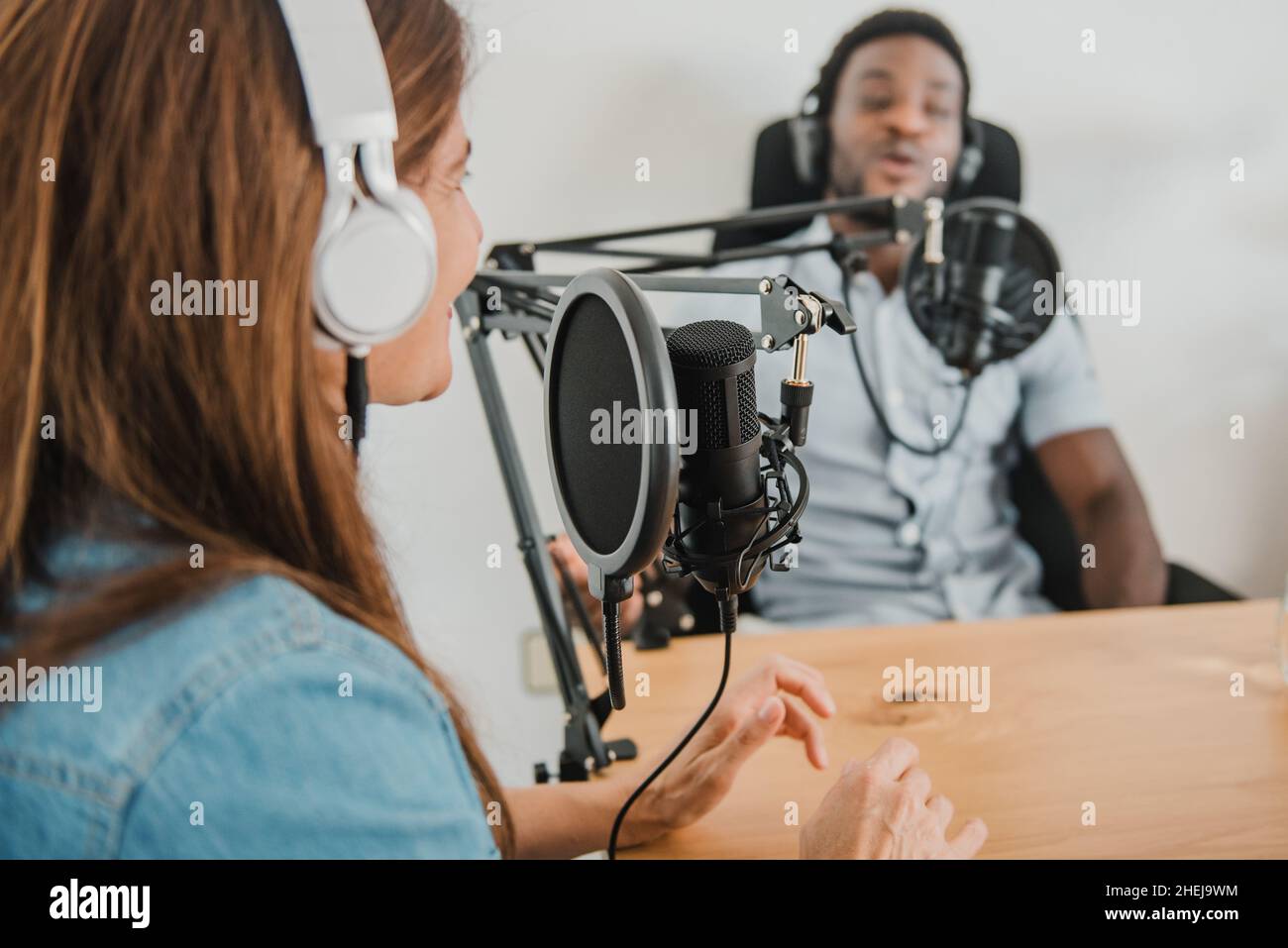 Diversi colleghi che registrano podcast in studio Foto Stock