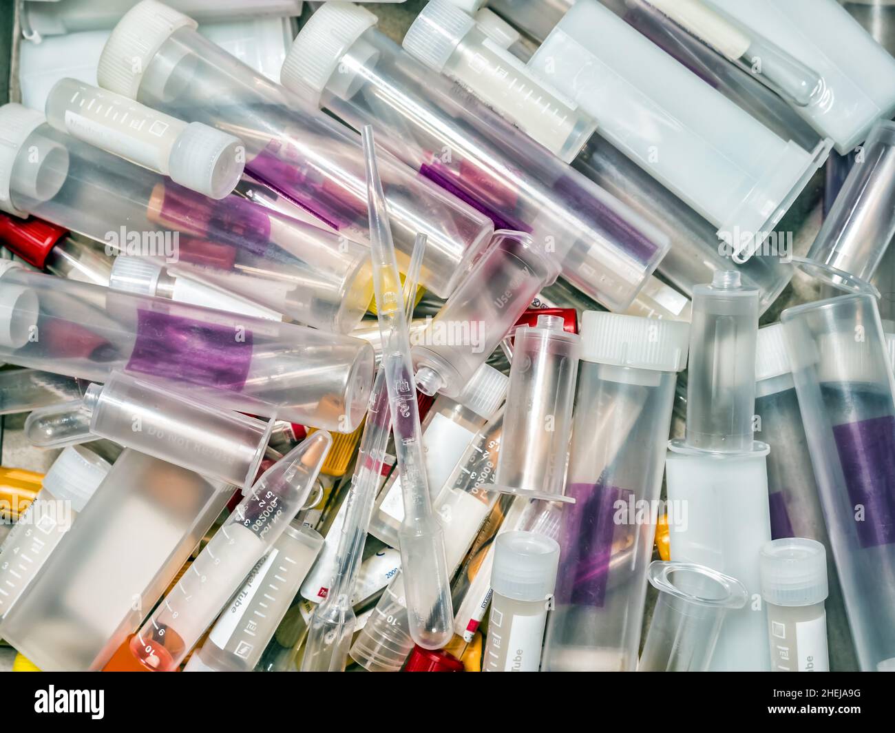Pila di varie provette e forniture mediche vuote e usate Foto Stock