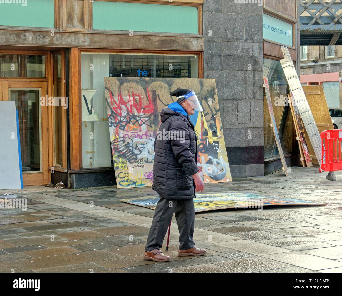 Glasgow, Scozia, Regno Unito. 11th Jan 2022. Il nuovo film di Batgirl è stato rinnovato con le chiusure stradali in atto, con i fronti del negozio in costruzione con l'art deco edificio e mercat croce con graffiti utilizzati per comunicare la distopia. Credit: gerard Ferry/Alamy Live News Foto Stock
