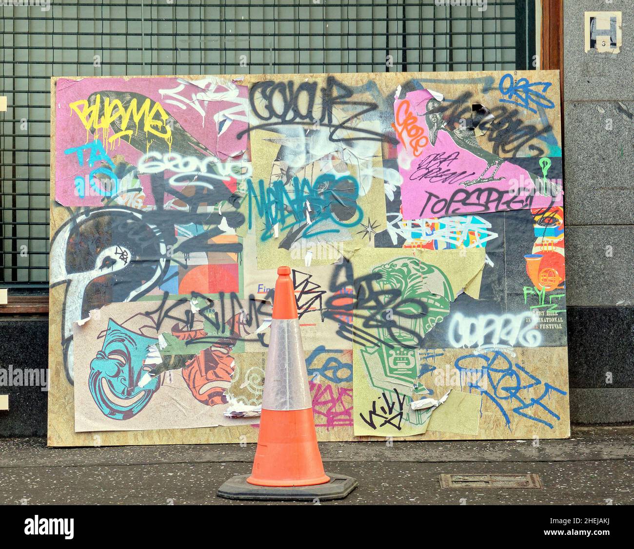 Glasgow, Scozia, Regno Unito. 11th Jan 2022. Il nuovo film di Batgirl è stato rinnovato con le chiusure stradali in atto, con i fronti del negozio in costruzione con l'art deco edificio e mercat croce con graffiti utilizzati per comunicare la distopia. Credit: gerard Ferry/Alamy Live News Foto Stock
