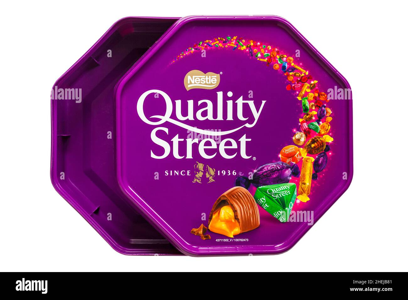 Vasca vuota di dolci al cioccolato Nestle Quality Street isolato su sfondo bianco - coperchio rimosso tutto andato Foto Stock