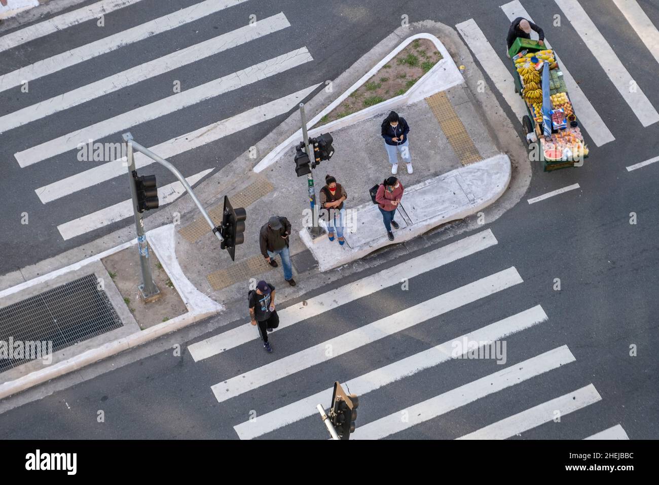 Vista aerea di un attraversamento pedonale / traversata in America Latina, persone incidentali. Foto Stock