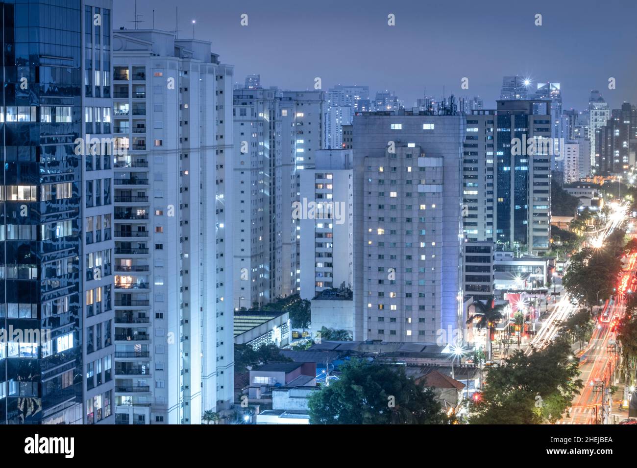 San Paolo, Brasile, quartiere di Moema, Avenida Ibirapuera. Autostrada urbana con traffico, grattacieli, edifici per uffici e condomini residenziali Foto Stock