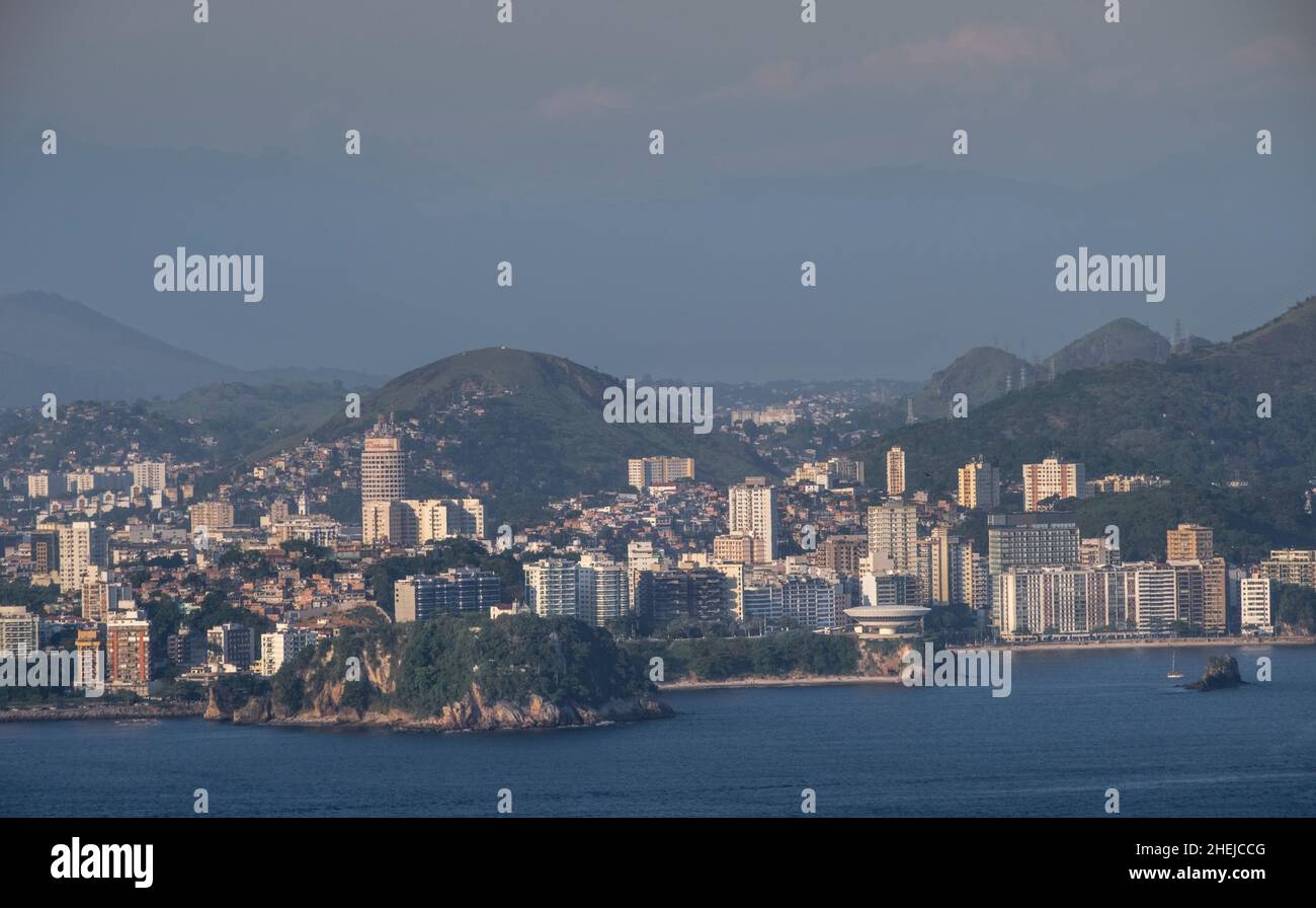 Città di Nitreoi: Museo d'Arte Contemporanea (MAC) di Oscar Niemeyer, favelas, appartamenti e uffici. Spiaggia di Icaraí e isola di Boa Viagem in primo piano Foto Stock