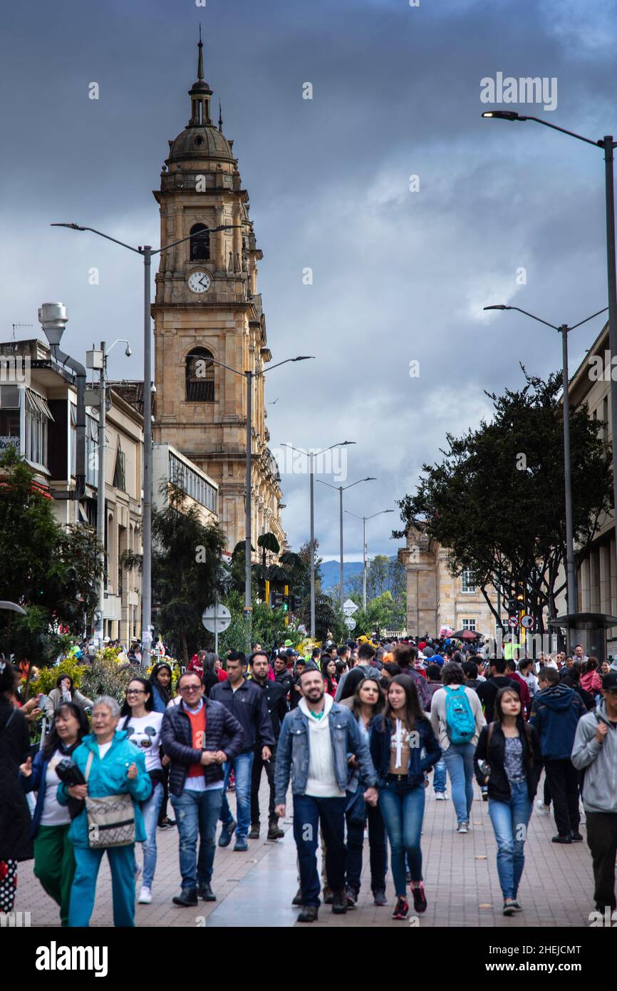 America del Sud, Colombia, Bogota. La gente del posto in Piazza Bolivar centro con la basilica cattedrale sullo sfondo Foto Stock