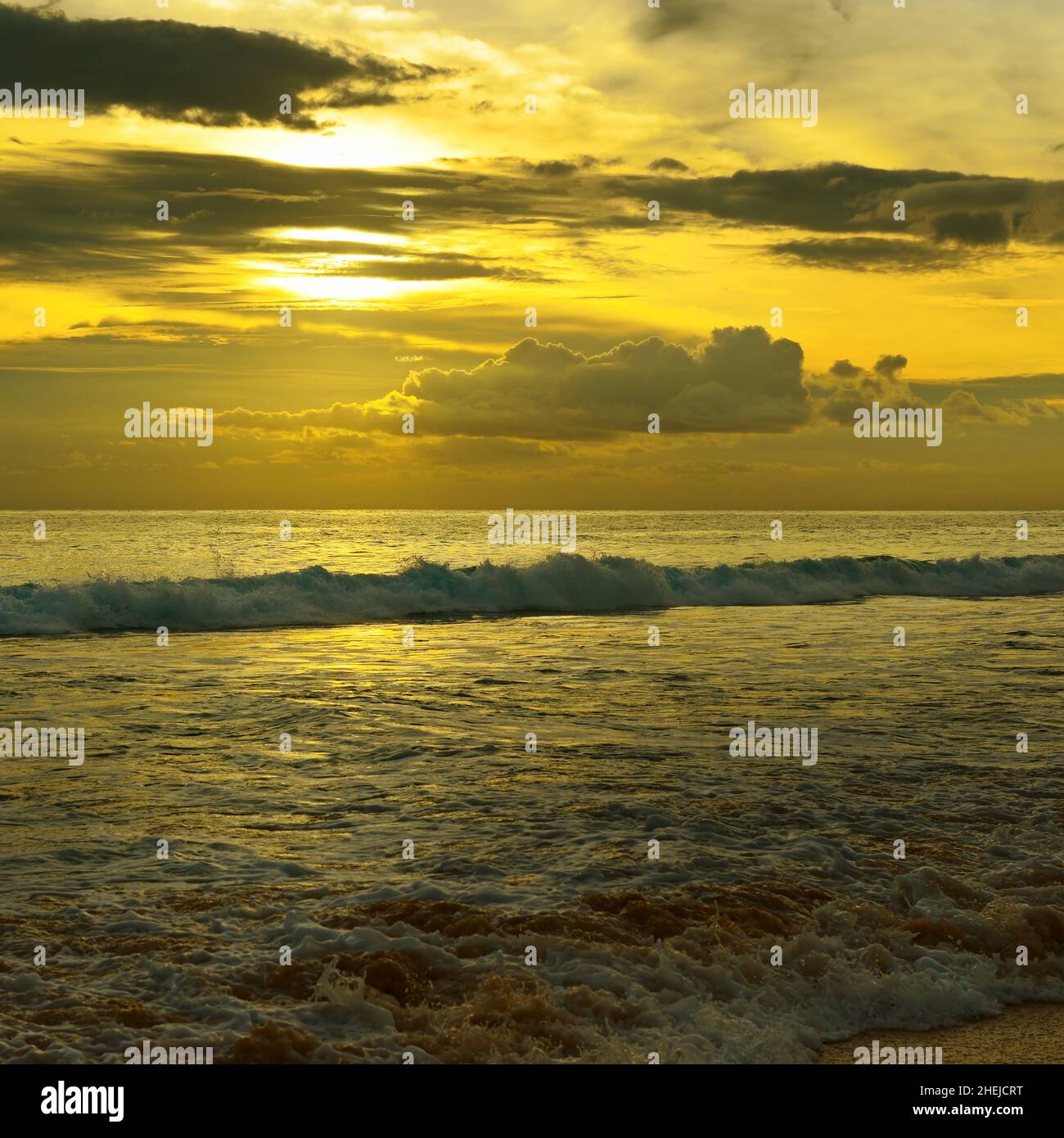 Bellissimo tramonto sull'oceano Foto Stock