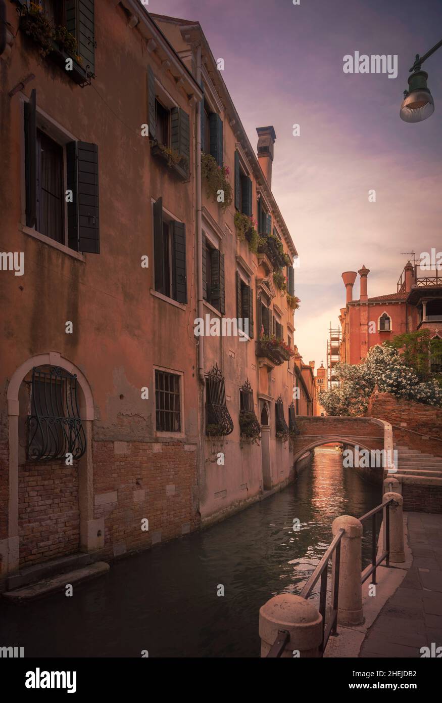 Paesaggio urbano di Venezia, canale d'acqua, ponte ed edifici tradizionali. Regione Veneto, Italia, Europa. Foto Stock