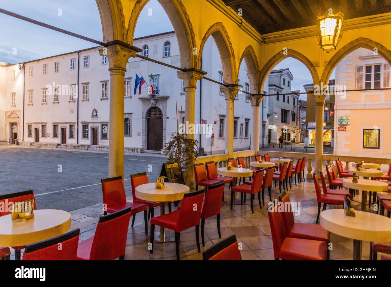 CAPODISTRIA, SLOVENIA - 15 MAGGIO 2019: Ristorante nel palazzo Loggia in piazza Titov Trg a Capodistria, Slovenia Foto Stock