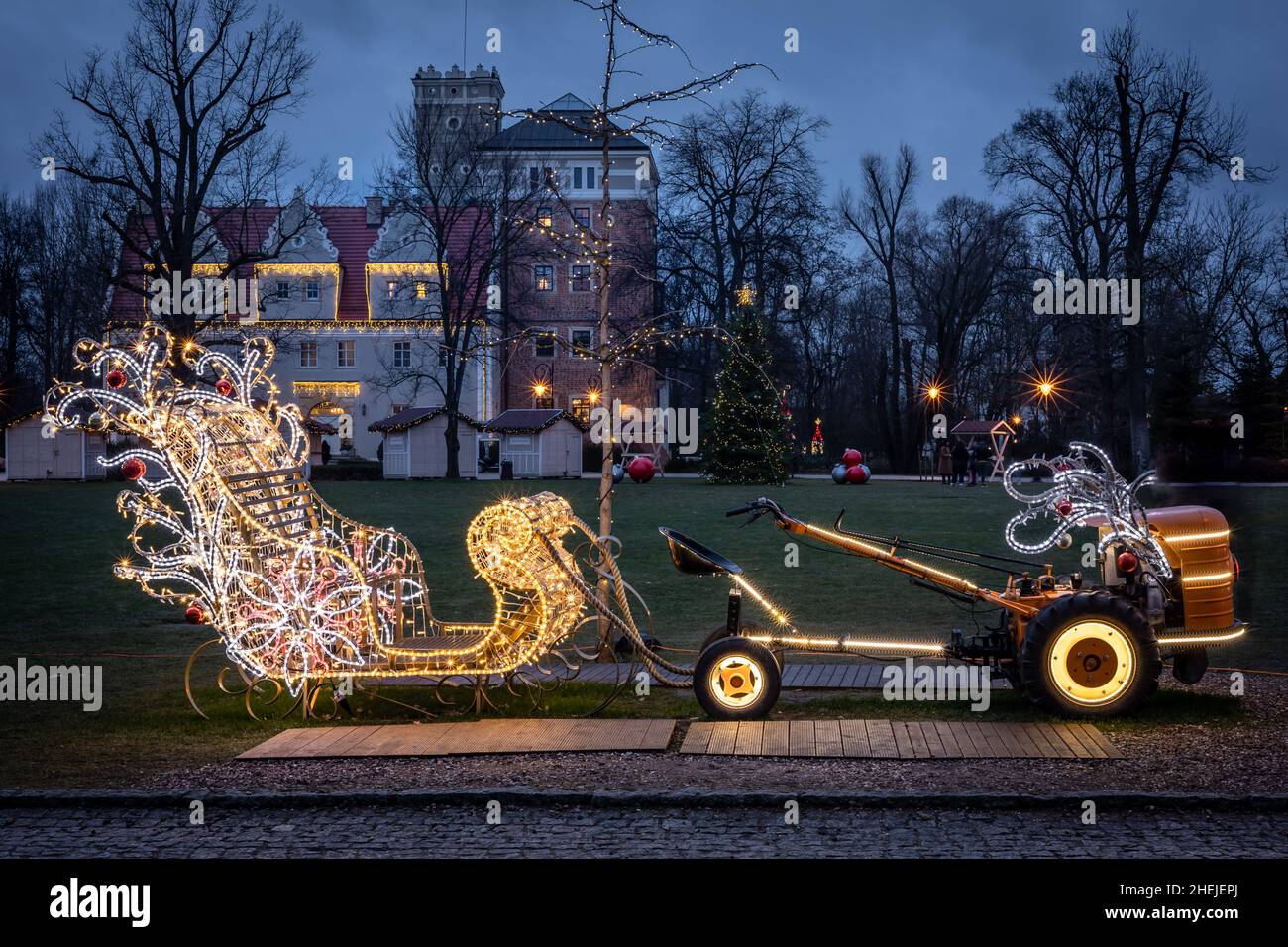 Zamek Topacz, Polonia - 01 gennaio 2022: Illuminazione natalizia a LED con slitta Babbo Natale. Foto Stock