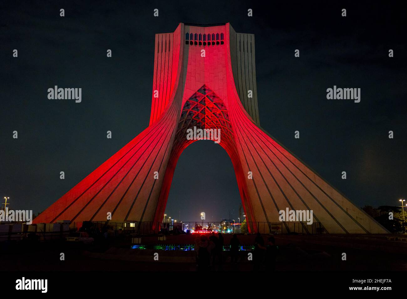 La vista serale illuminata della Torre Azadi (Torre della libertà) è un monumento e un importante punto di riferimento nazionale in Piazza Azadi a Teheran, Iran Foto Stock