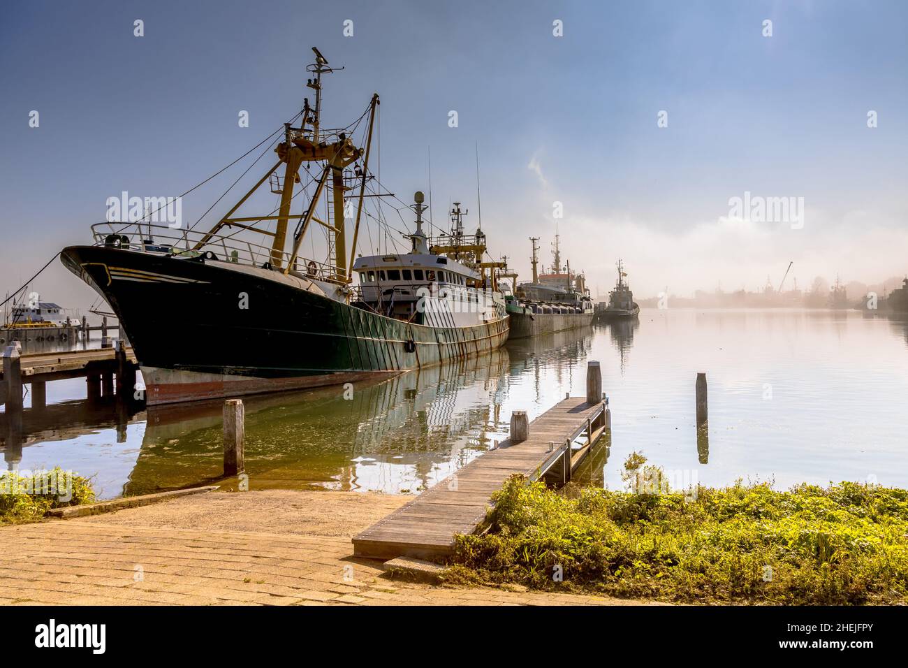 Navi da pesca moderne in condizioni meteorologiche avverse nel porto di Stellendam, nella provincia di Zeeland, Paesi Bassi. Foto Stock