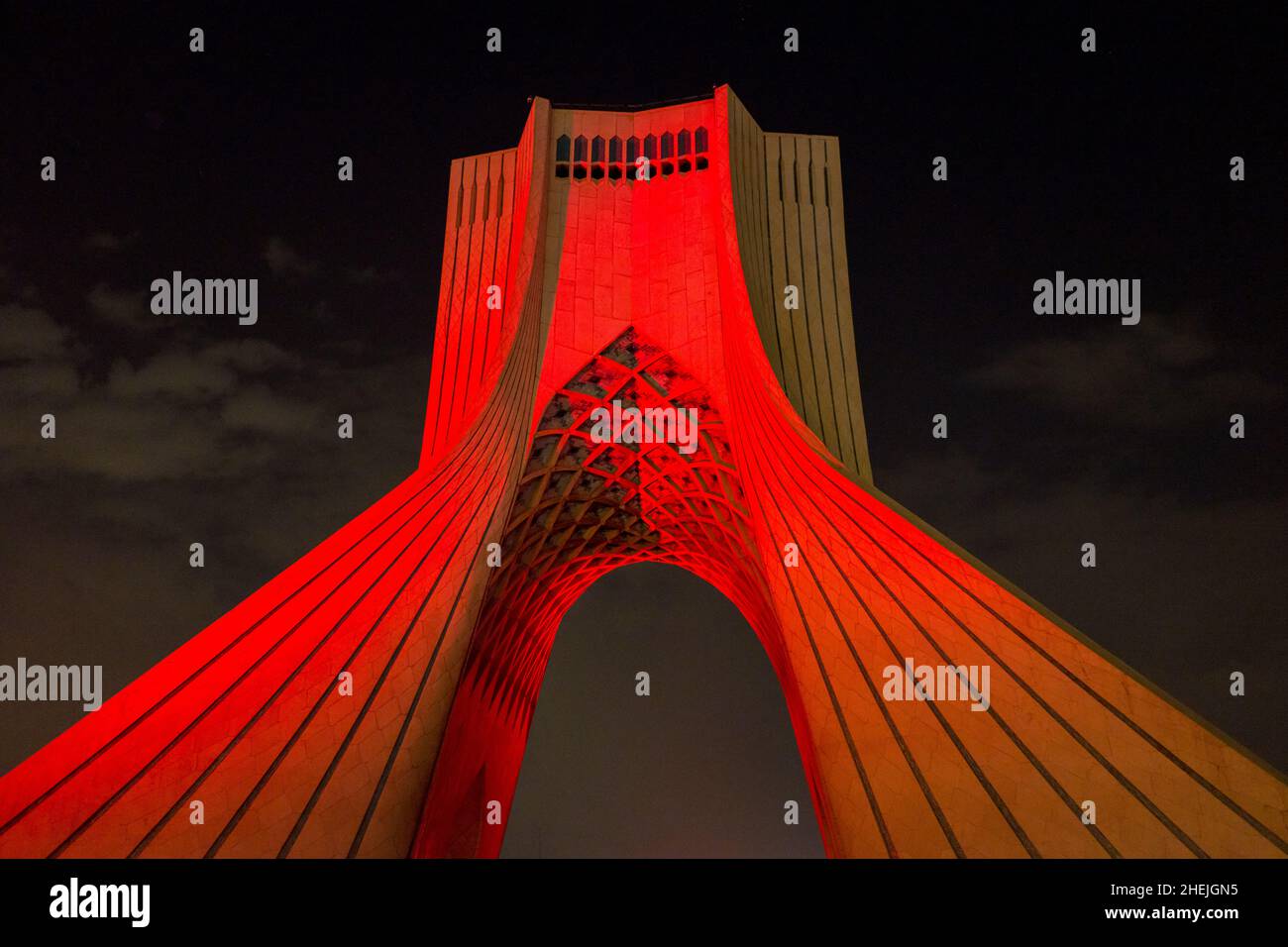 La vista serale illuminata della Torre Azadi (Torre della libertà) è un monumento e un importante punto di riferimento nazionale in Piazza Azadi a Teheran, Iran Foto Stock