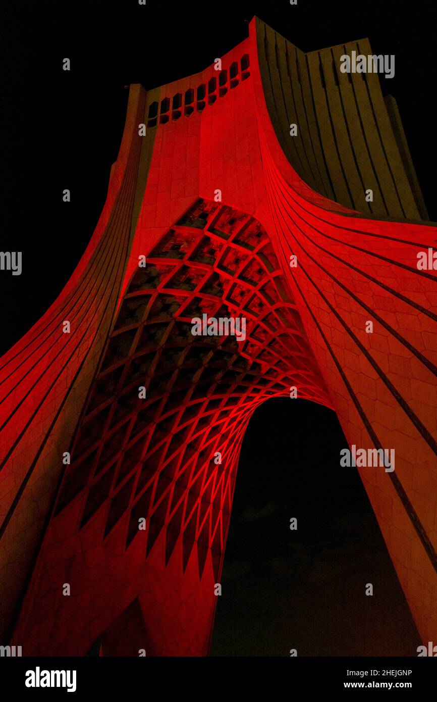 La vista serale illuminata della Torre Azadi (Torre della libertà) è un monumento e un importante punto di riferimento nazionale in Piazza Azadi a Teheran, Iran Foto Stock