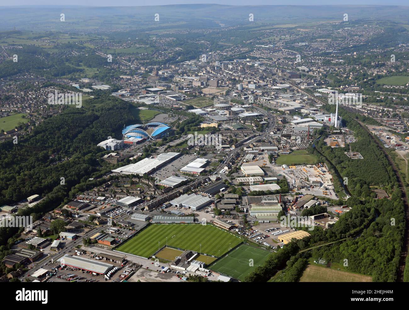 Vista aerea dello sviluppo industriale e al dettaglio di Huddersfield lungo la A62 Leeds Road guardando verso ovest verso il centro della città Foto Stock