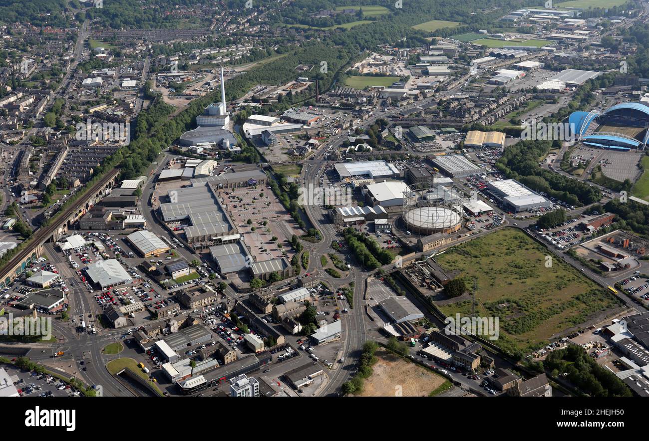Vista aerea dell'industria e della vendita al dettaglio a est del centro città di Huddersfield Foto Stock