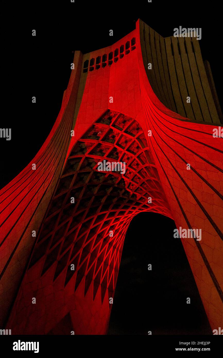 La vista serale illuminata della Torre Azadi (Torre della libertà) è un monumento e un importante punto di riferimento nazionale in Piazza Azadi a Teheran, Iran Foto Stock