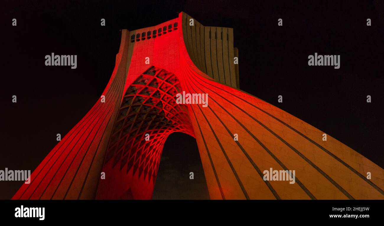 La vista serale illuminata della Torre Azadi (Torre della libertà) è un monumento e un importante punto di riferimento nazionale in Piazza Azadi a Teheran, Iran Foto Stock