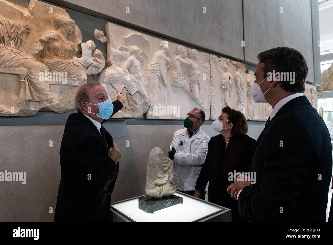 Atene, Grecia. 10th Jan 2022. Il primo ministro greco Kyriakos Mitsotakis (1st R) guarda un frammento del fregio di marmo del tempio del Partenone in cima alla collina dell'Acropoli presso il Museo dell'Acropoli di Atene, Grecia, 10 gennaio 2022. PER ANDARE CON 'l'Italia ritorna Partenone FREFREECE FREFREFREFRACE FREFREFREFRACE FREFREFREFREFRAGMENT alla Grecia' Credit: Marios Lolos/Xinhua Foto Stock