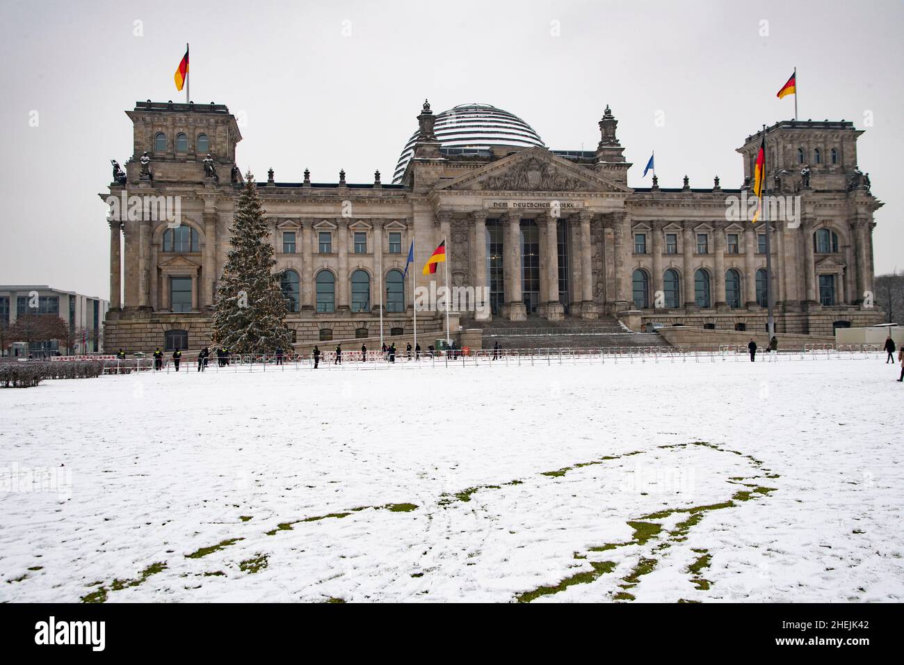 Berlino, Germania. 09th Dic 2021. Il Bundestag tedesco, Reichstag, di fronte ad esso si erge un decorato Weihaftersbaum, ha nevicato, neve, inverno, 6th sessione plenaria del Bundestag tedesco, Bundestag tedesco a Berlino, Germania il 09 dicembre 2021 Credit: dpa/Alamy Live News Foto Stock
