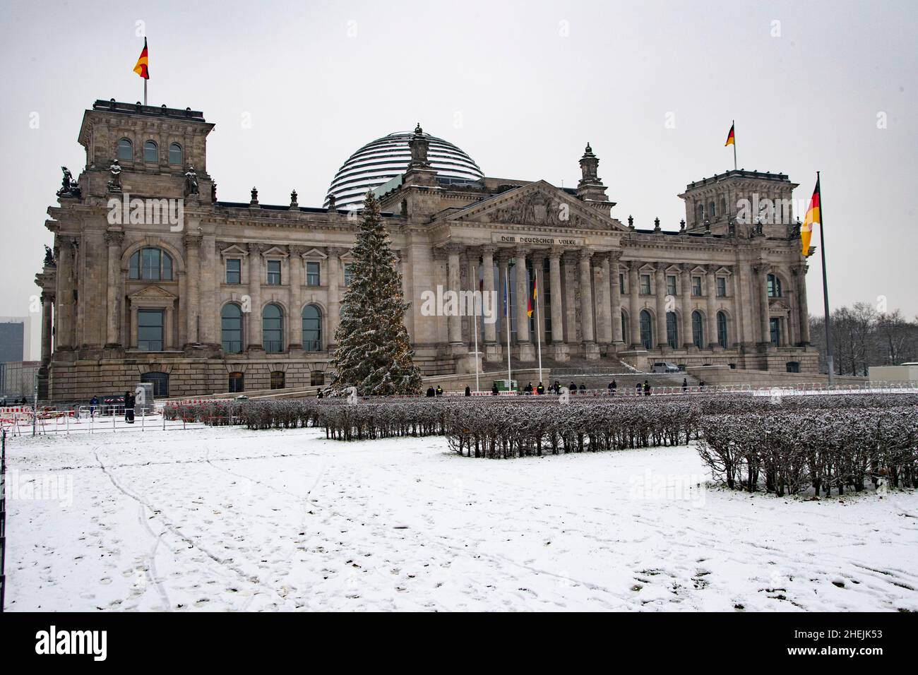 Berlino, Germania. 09th Dic 2021. Il Bundestag tedesco, Reichstag, di fronte ad esso è un decorato Weihaftersbaum, ha nevicato, neve, inverno, 6th sessione plenaria del Bundestag tedesco, Bundestag tedesco a Berlino, Germania il 09 dicembre 2021 Â credito: dpa / Alamy Live News Foto Stock