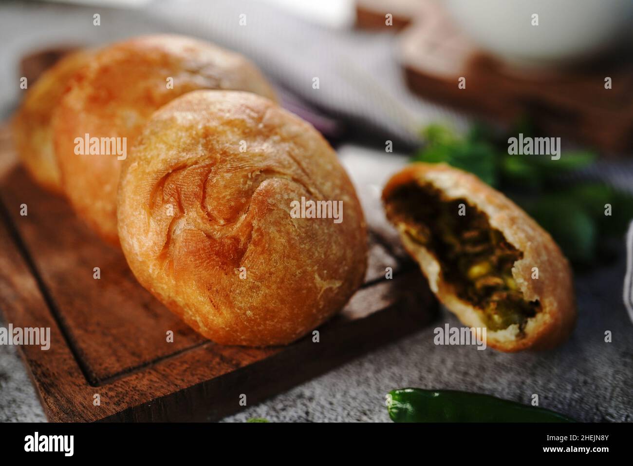 Kachori o Kachouri - popolare spuntino indiano fritto servito con chutney, fuoco selettivo Foto Stock