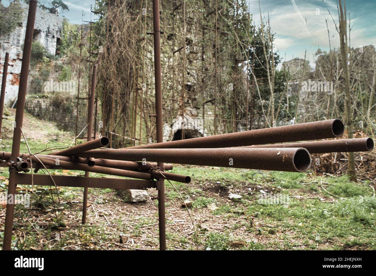 Arrugginito materiale di lavoro lasciato dietro in un fallito restauro di rovine a Ripafratta Foto Stock