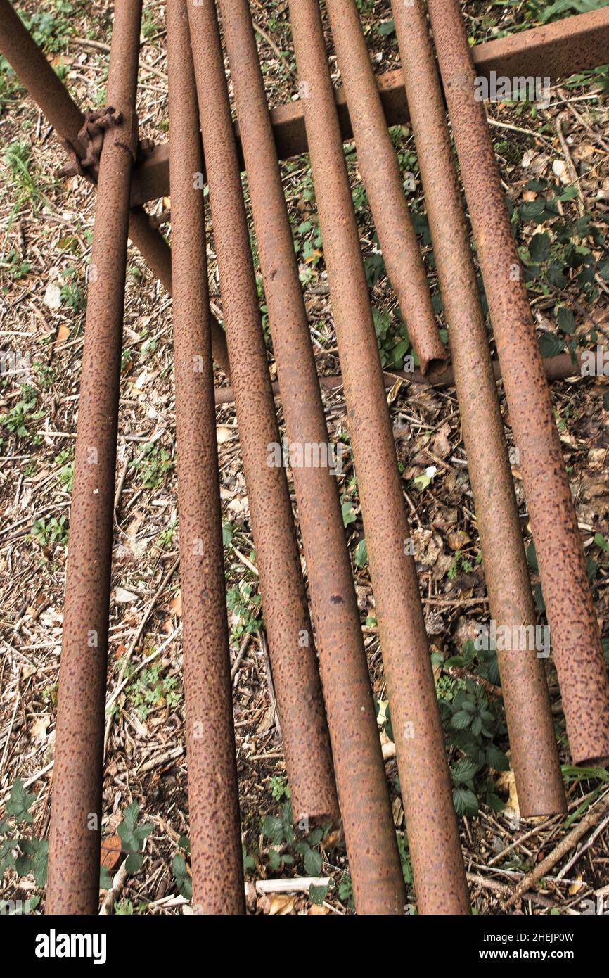 Arrugginito materiale di lavoro lasciato dietro in un fallito restauro di rovine a Ripafratta Foto Stock