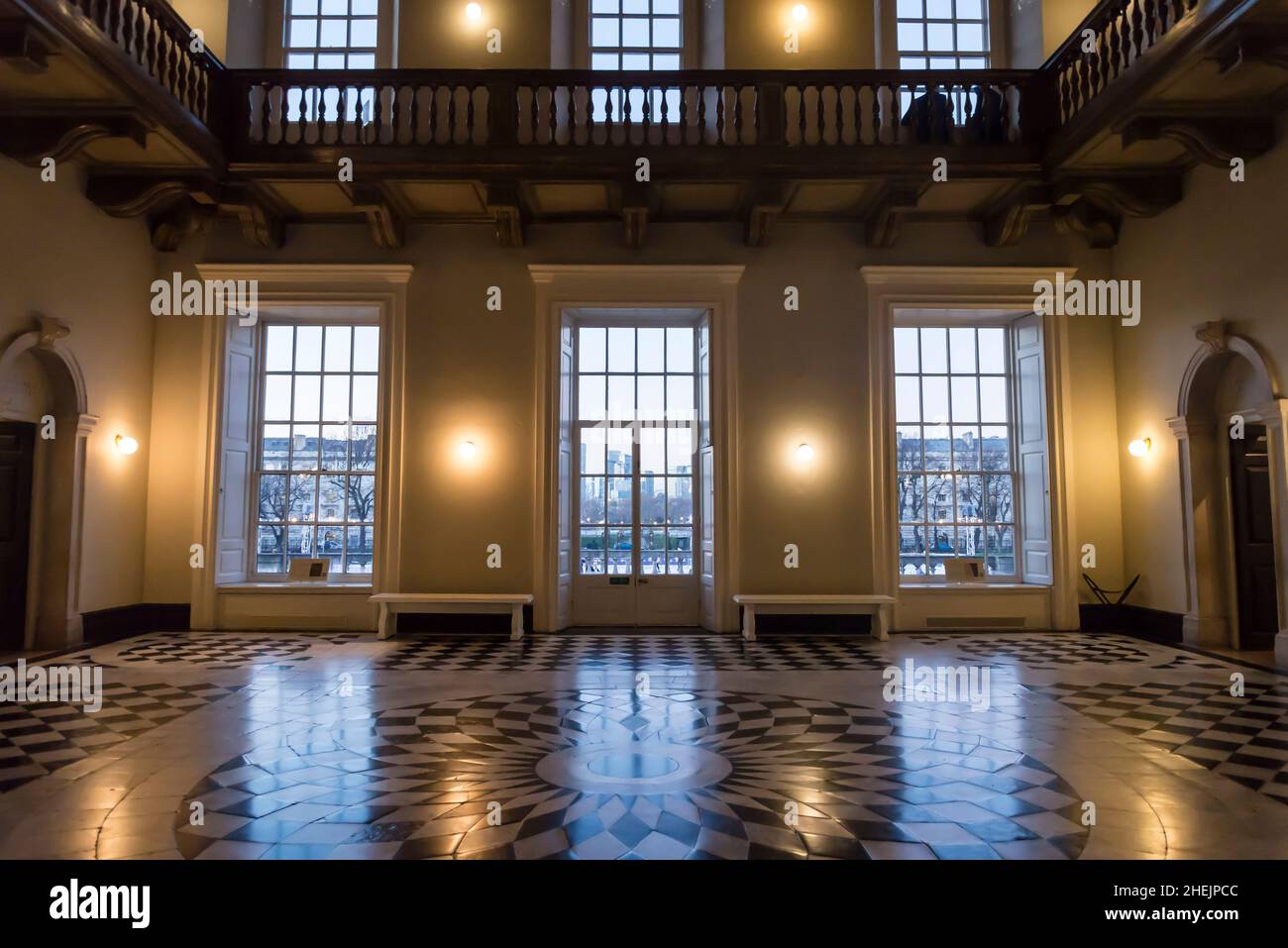 La Grande Sala nella Casa della Regina, un'ex residenza reale costruita all'inizio del 17th secolo e progettata in stile palladiano da Inigo Jones, Greenwich, Londra, Inghilterra, Regno Unito Foto Stock