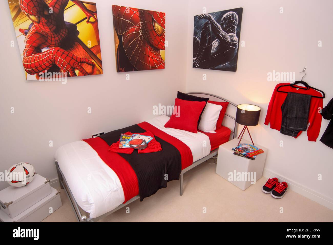 Spider uomo ragazzi camera da letto bambini, rosso tema bianco e nero, letto,  cuscini, palla di rugby, luce comodino Foto stock - Alamy