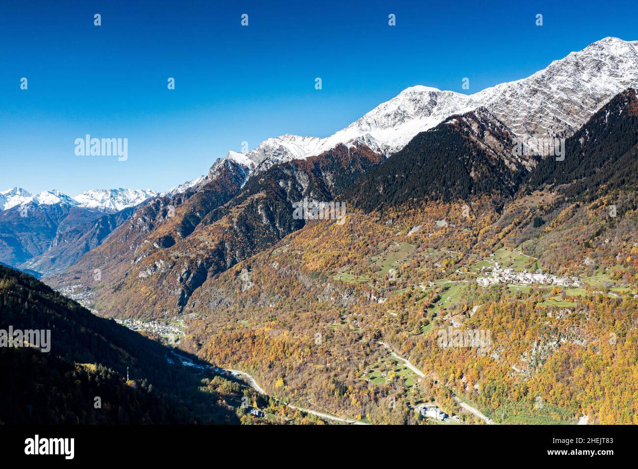 Veduta aerea dei villaggi alpini di Soglio e Castasegna in autunno, Val Bregaglia, Canton Graubunden, Svizzera Foto Stock