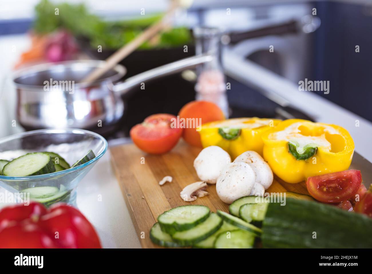 Primo piano di verdure fresche e sane sul tagliere in cucina a casa Foto Stock