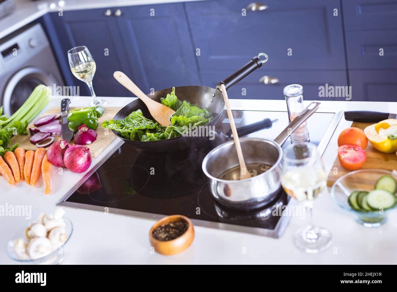 Vista ad angolo alto della pentola di cottura con verdure fresche sul piano cottura in cucina a casa Foto Stock