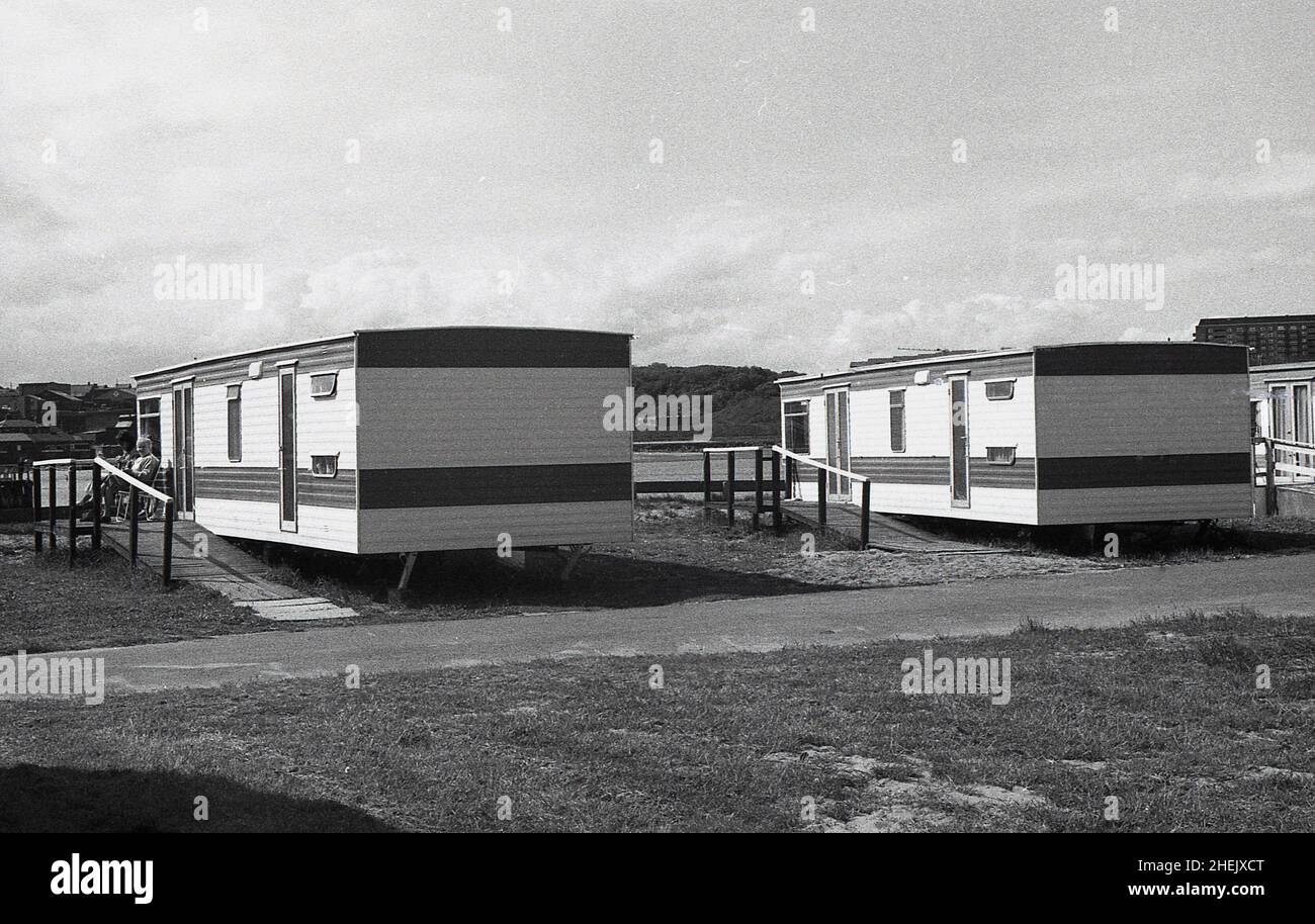 1983, case storiche, mobili in un campo di vacanze, Inghilterra Regno Unito. Foto Stock