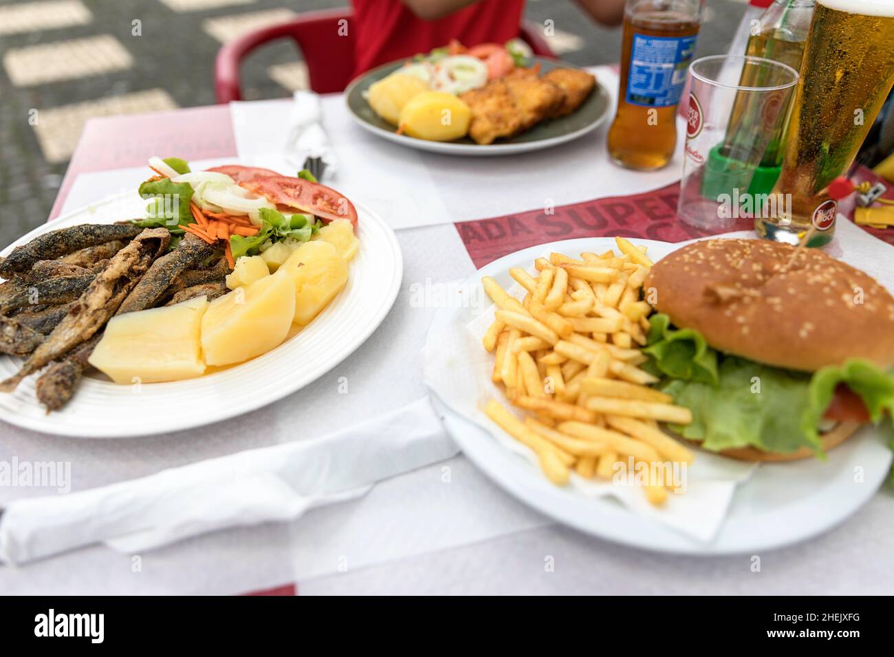 Delizioso hamburger di manzo delle azzorre e piatti di pesce su un tavolo, isola di Pico, Azzorre, Portogallo Foto Stock