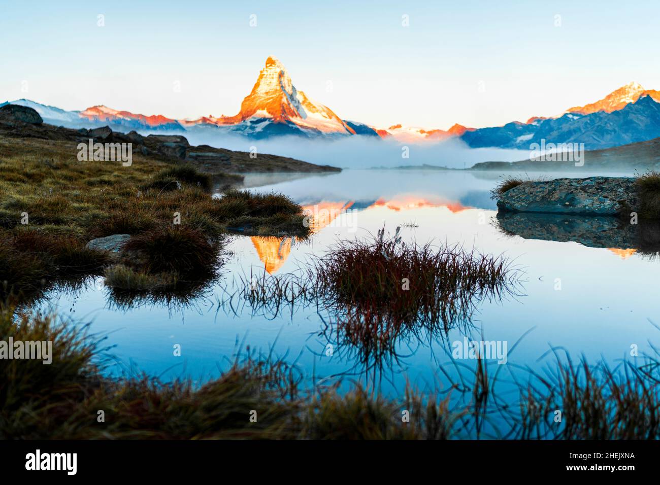 Alba a nebbia sulla vetta del Cervino e sul lago Stellisee, Zermatt, Cantone Vallese, Svizzera Foto Stock