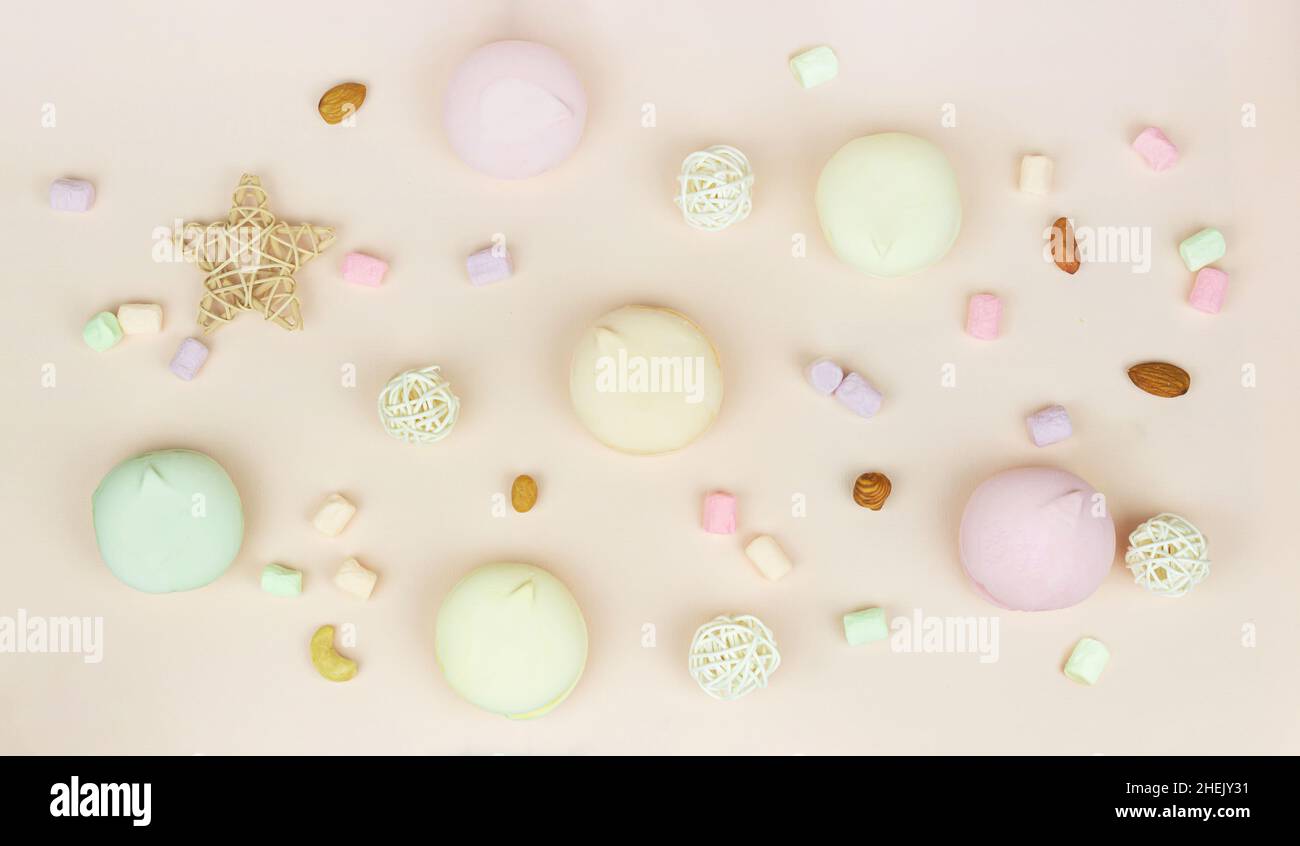 Sfondo alimentare. Marshmallow sembra macaroon su uno sfondo pastello, vista dall'alto, piatto, tendenza minimalista. Vista dall'alto, piatto Foto Stock