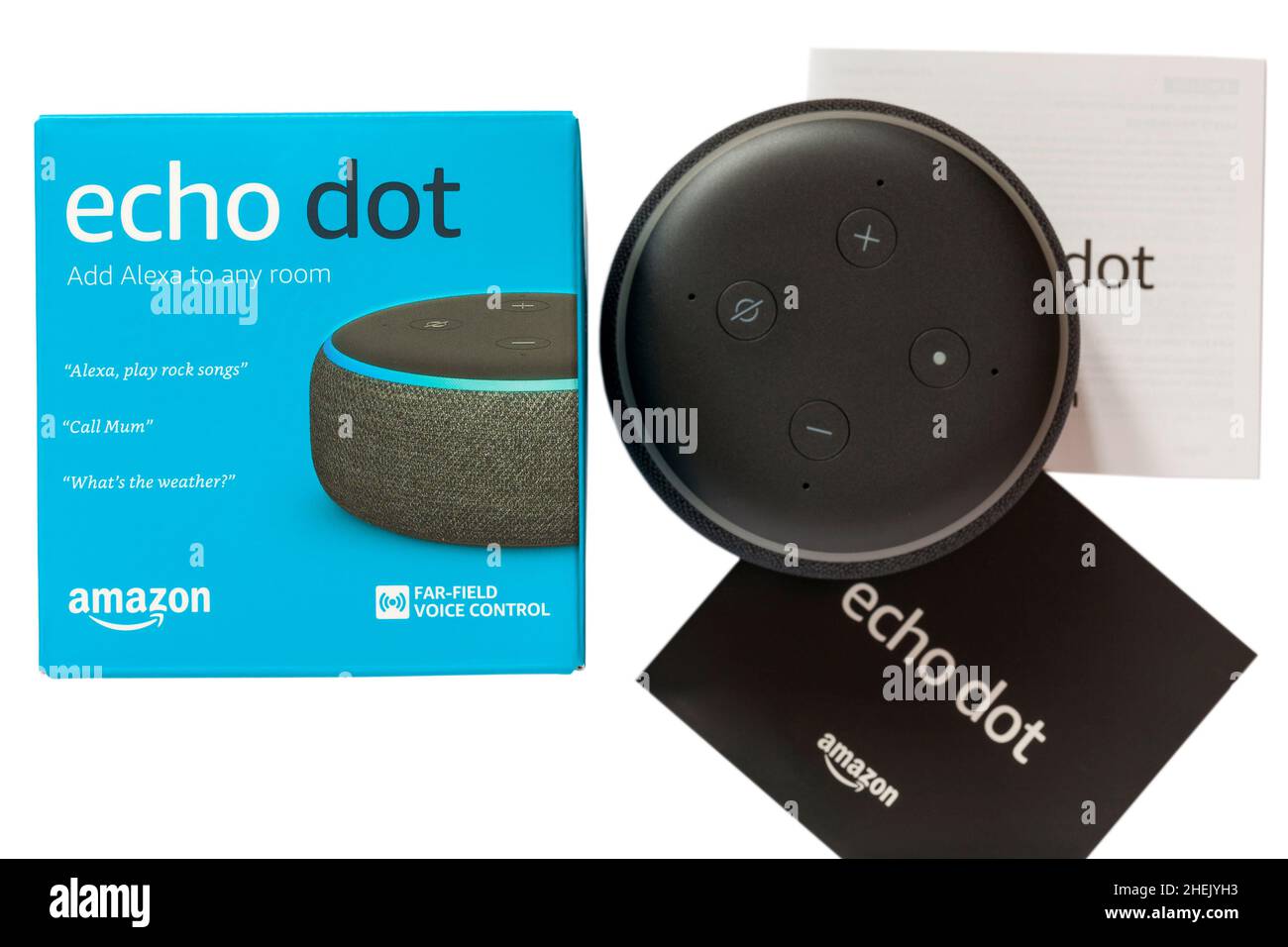 Amazon Echo Dot aggiunge Alexa a qualsiasi stanza impostata su sfondo bianco Foto Stock