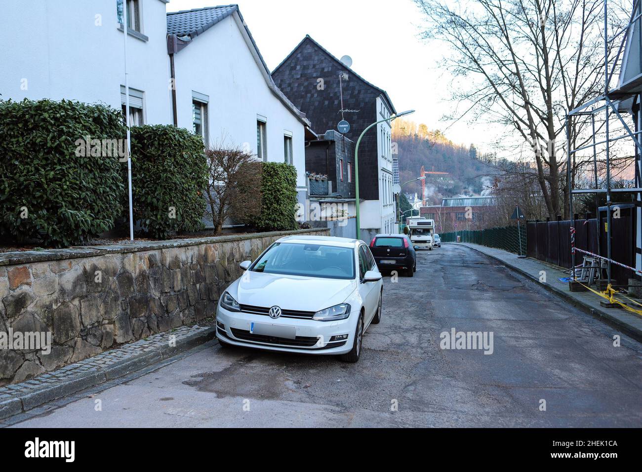 Hagen, Germania. 11th Jan 2022. Quasi mezzo anno dopo la catastrofica tempesta nel distretto di Hohenlimburg di Hagen. A metà luglio 2021, piogge e tempeste hanno causato inondazioni e distruzioni in molti luoghi. Nel Nord Reno-Westfalia, inizialmente ha colpito Hagen particolarmente duro. Le piste scivolavano verso il basso, le carreggiate allagate erano chiuse. Credit: Alex Talash/dpa - ATTENZIONE: Targa pixelata per motivi di privacy/dpa/Alamy Live News Foto Stock