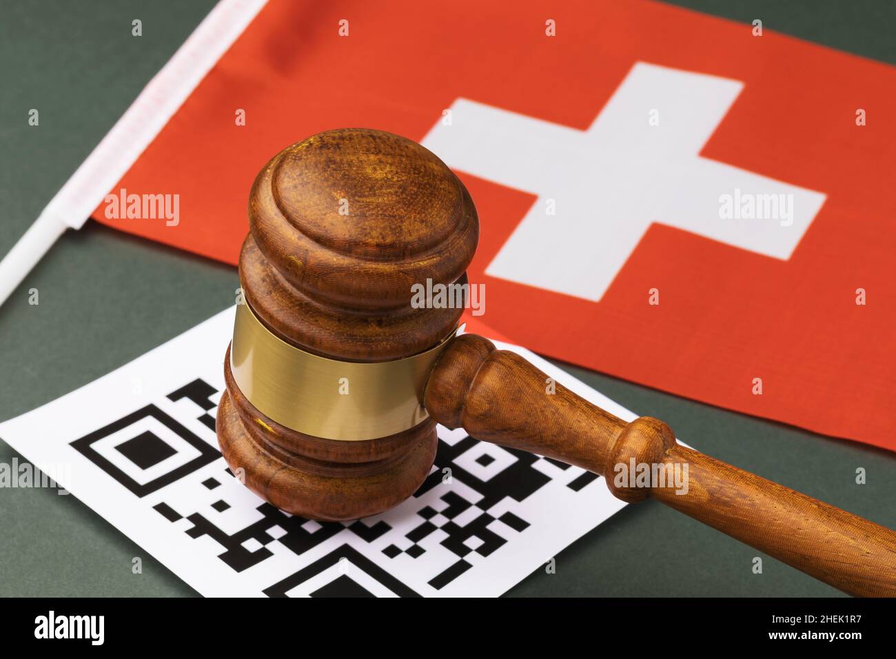 Giudice gavel, scheda del codice a barre e bandiera svizzera, il concetto di punizione amministrativa per violazione del regime utilizzando codici QR in Svizzera Foto Stock