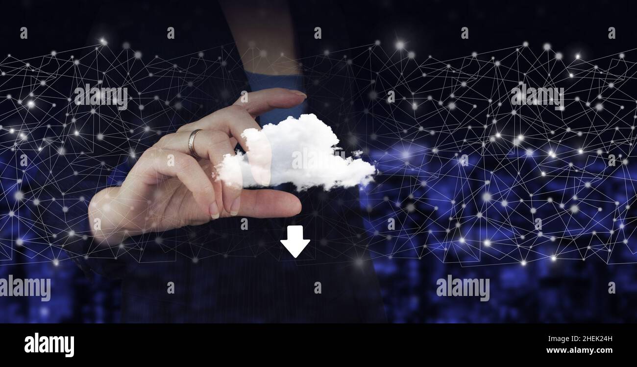 Aggiornamento Software programma computer aggiornamento concetto di tecnologia aziendale. Hand hold digital ologram cloud, download, data sign on city dark blurred backg Foto Stock