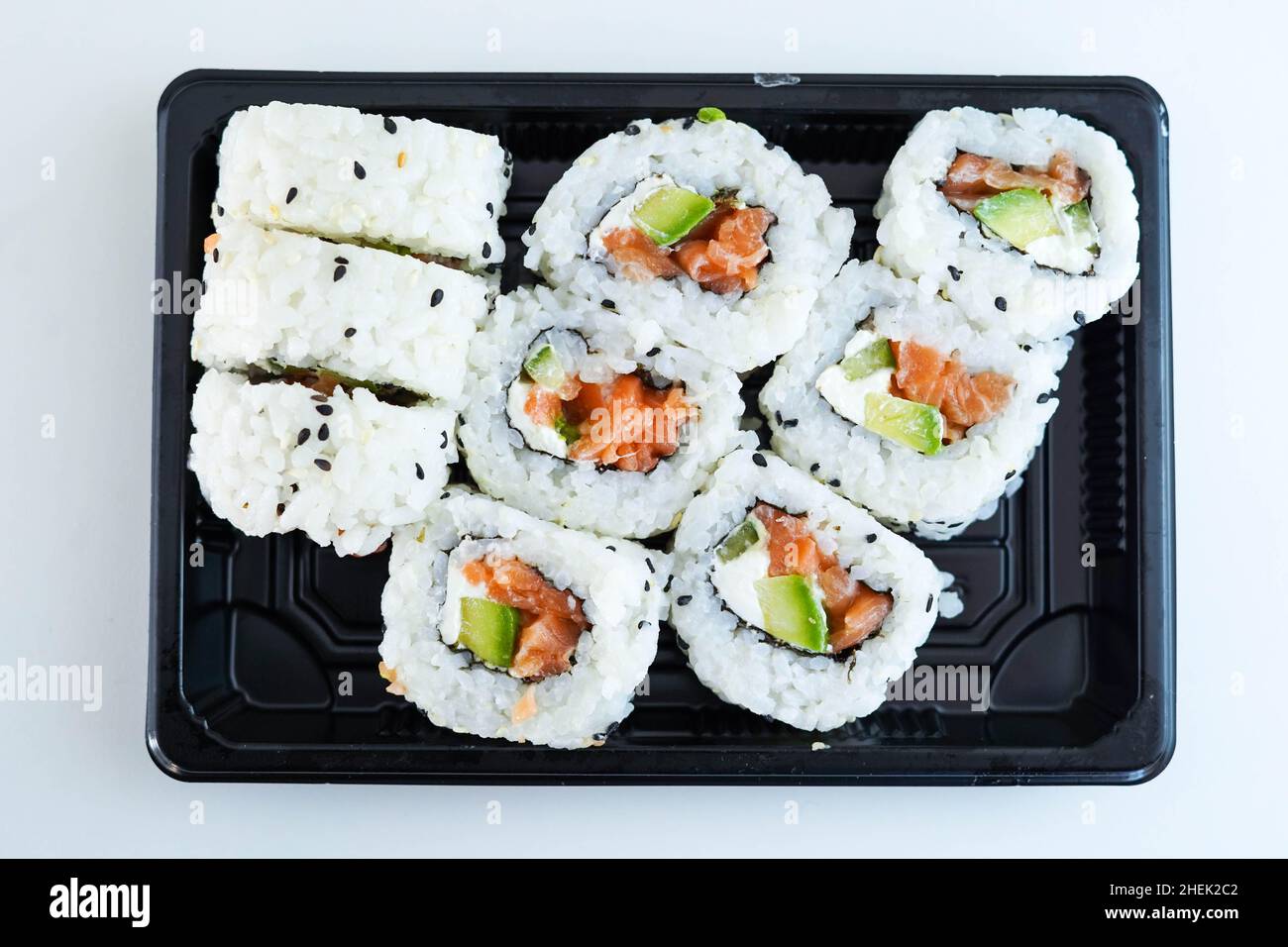 Vassoio con pezzi assortiti di sushi. California roll. Foto Stock