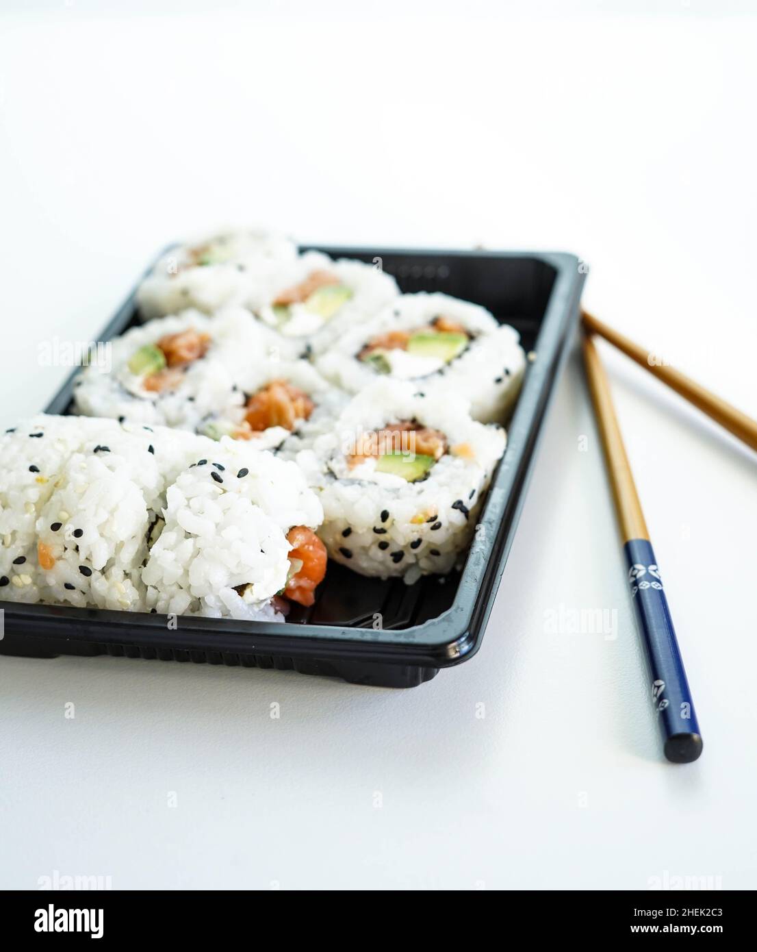 Vassoio con pezzi assortiti di sushi. California roll. Foto Stock