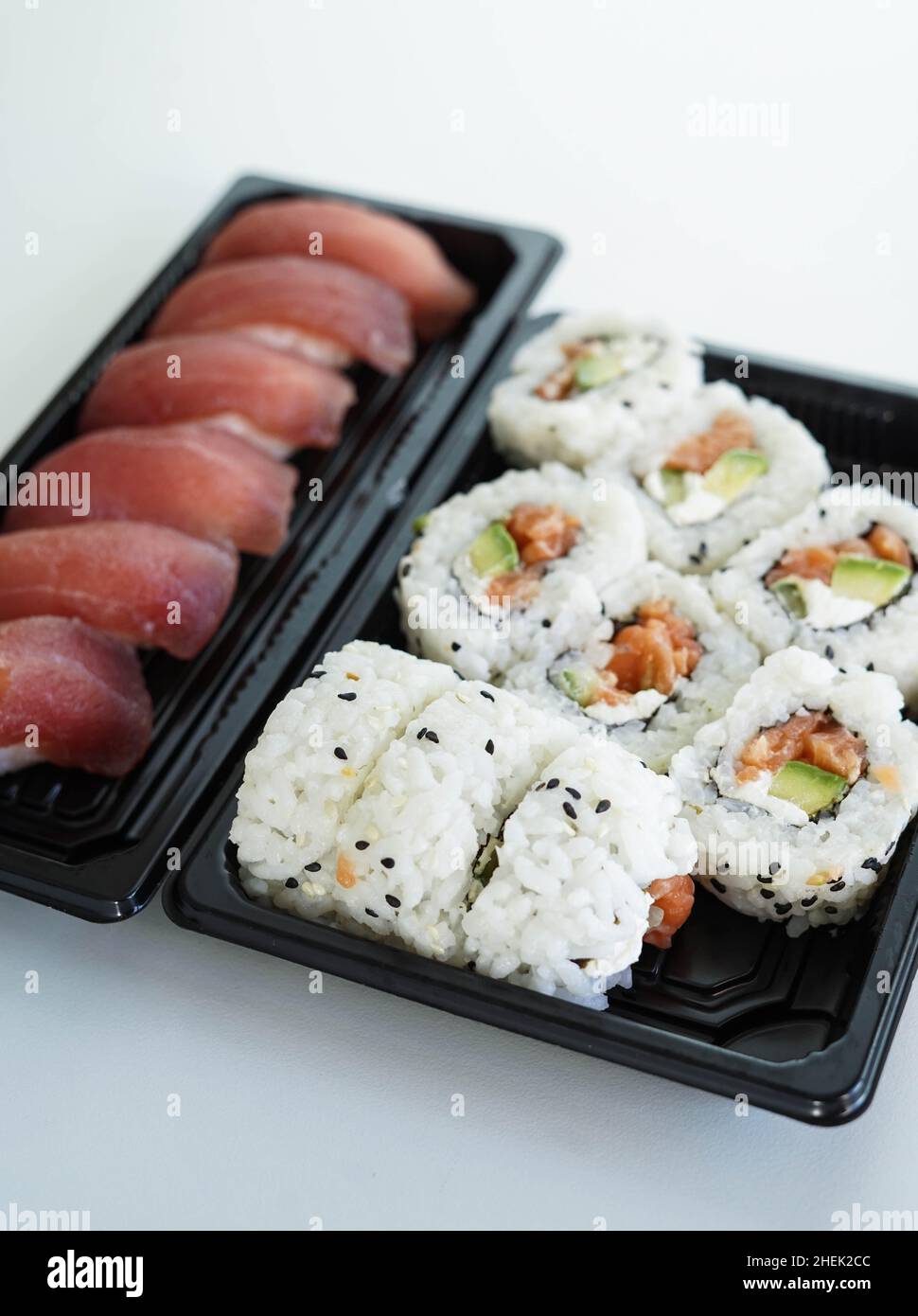Vassoio con pezzi assortiti di sushi. California roll. Foto Stock