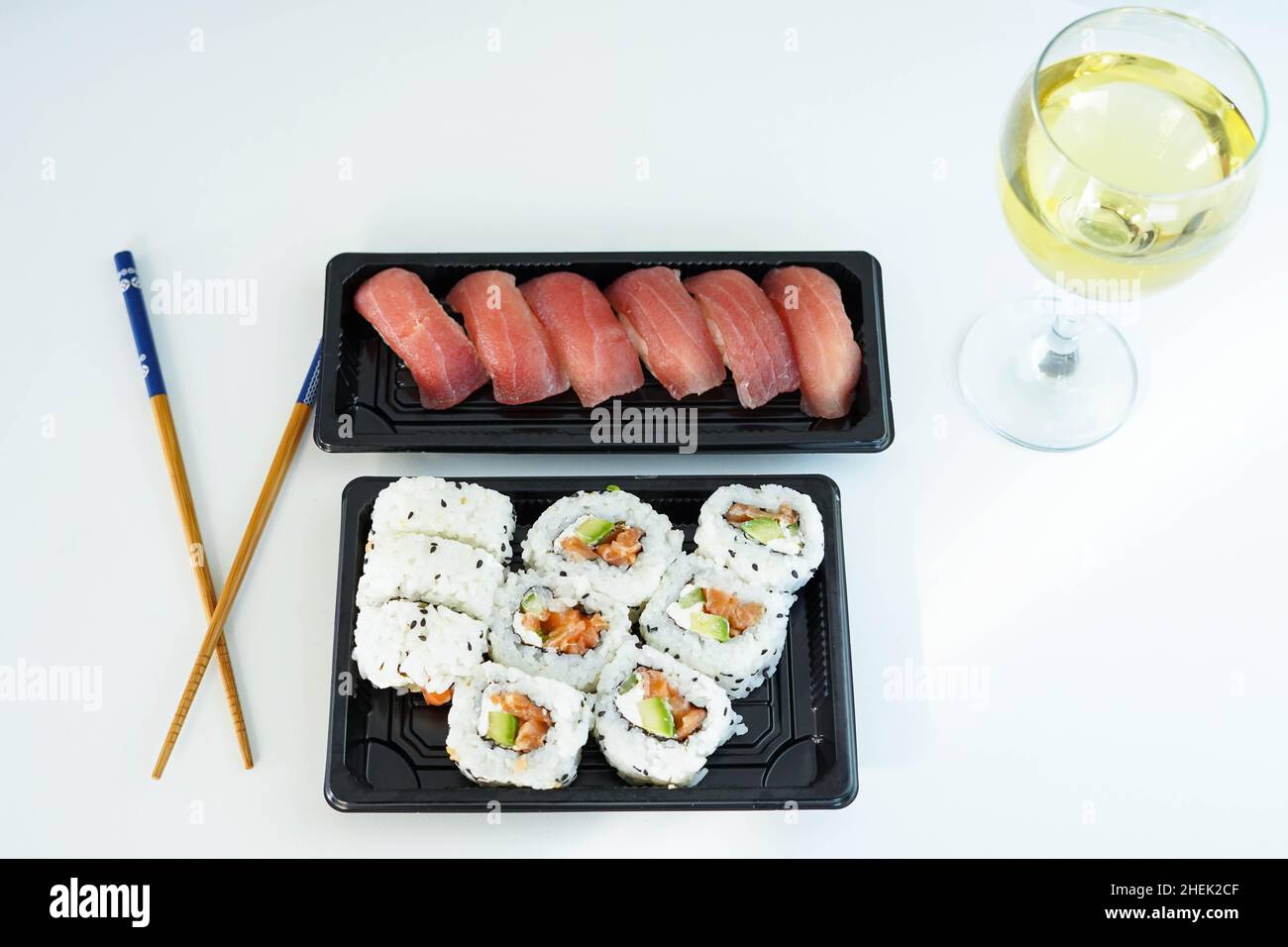 Vassoio con pezzi assortiti di sushi. California roll. Foto Stock