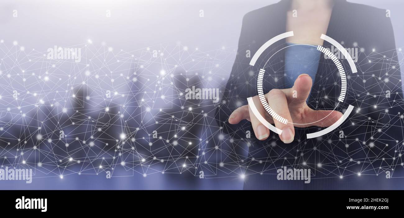 Innovazione, tecnologia di concetto dei big data. Mano touch schermo digitale ologramma diagramma circolare segno sulla città luce sfondo sfocato Foto Stock