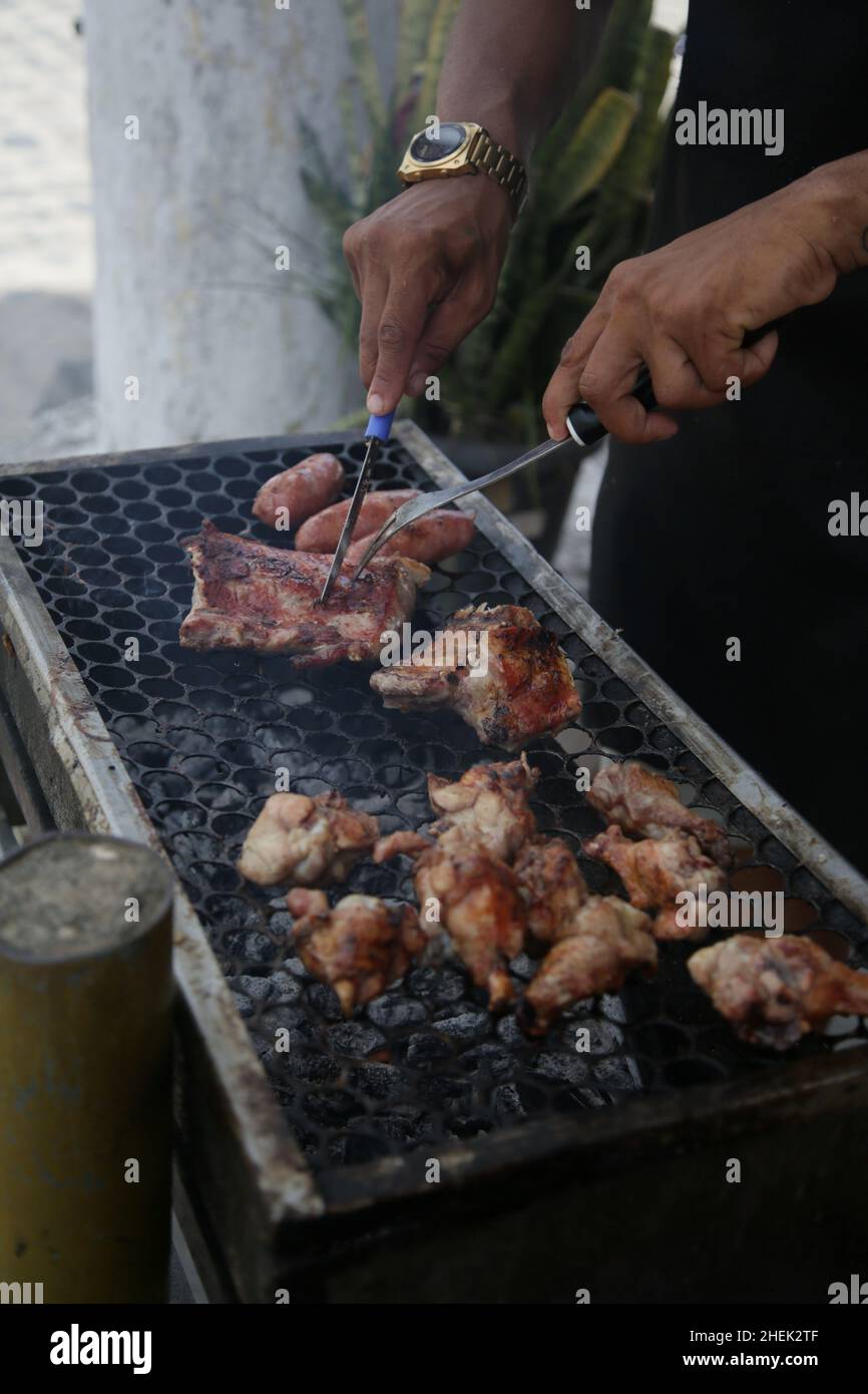 conde, bahia, brasil - 8 gennaio 2022: Persona che fa barbecue al carbone prasa nella città di Conde. Foto Stock