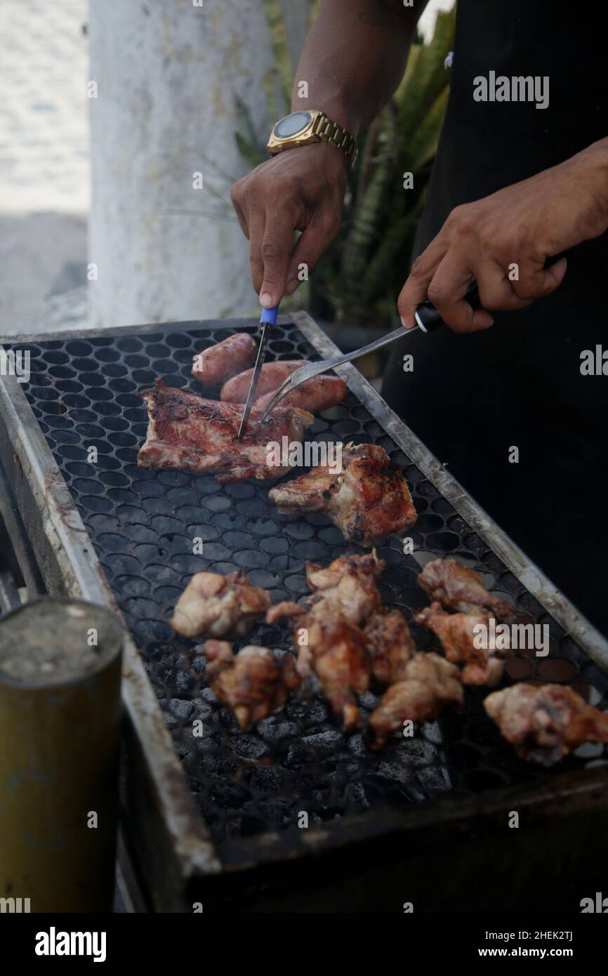 conde, bahia, brasil - 8 gennaio 2022: Persona che fa barbecue al carbone prasa nella città di Conde. Foto Stock