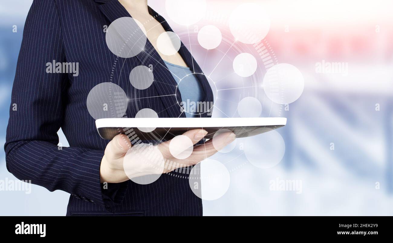 Background tecnologia futuristica per la visualizzazione dei big data. Tenere la compressa bianca con ologramma digitale diagramma circolare segno sulla luce sfocato backgroun Foto Stock