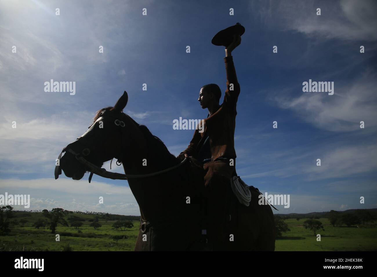 conde, bahia, brasil - 8 gennaio 2022: Cowboy che indossa abiti tradizionali in pelle con il suo cavallo in una fattoria nella città di Conde. Foto Stock